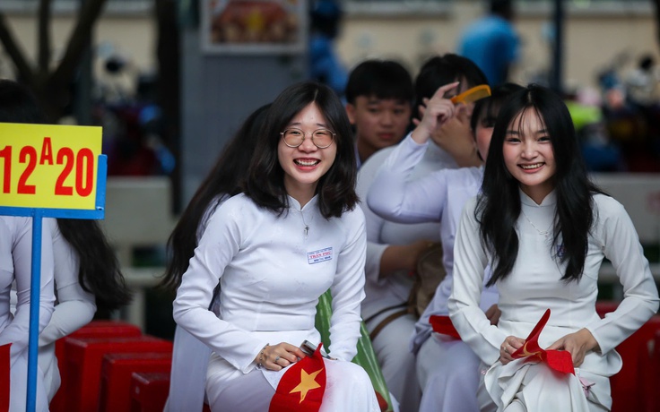 'Cấm thu tiền' dạy thêm trong trường, sao phụ huynh vẫn phải chi?