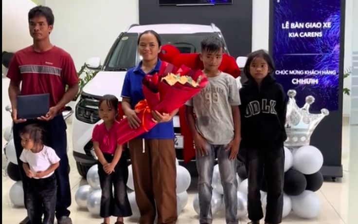 Vợ chồng làm rẫy nuôi 4 con mua ô tô sau nhiều năm tích góp, thanh toán tiền mặt