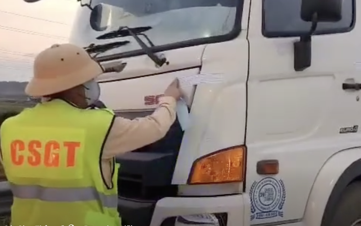 Tài xế không bằng lái chạy xe tải trên cao tốc bị phạt 78,5 triệu đồng