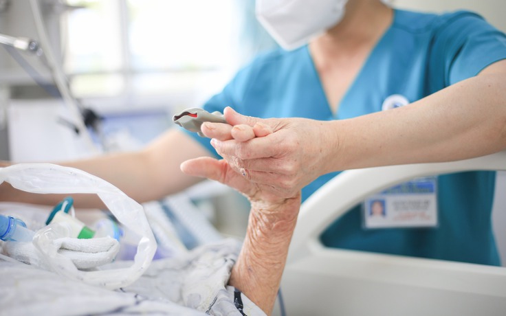 Nghề điều dưỡng: Áp lực, sợ hãi và hành trình giữ lấy sự sống