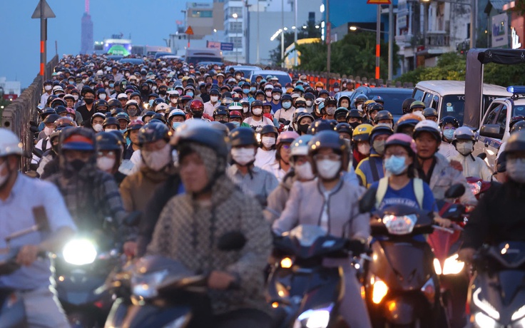 Đường Cộng Hòa thí điểm đảo chiều, cửa ngõ sân bay Tân Sơn Nhất kẹt cứng