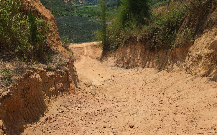 Khai thác đất trái phép gây nguy cơ sạt lở