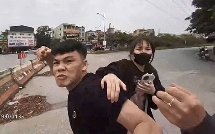 Chở bạn gái không đội mũ bảo hiểm còn đấm CSGT