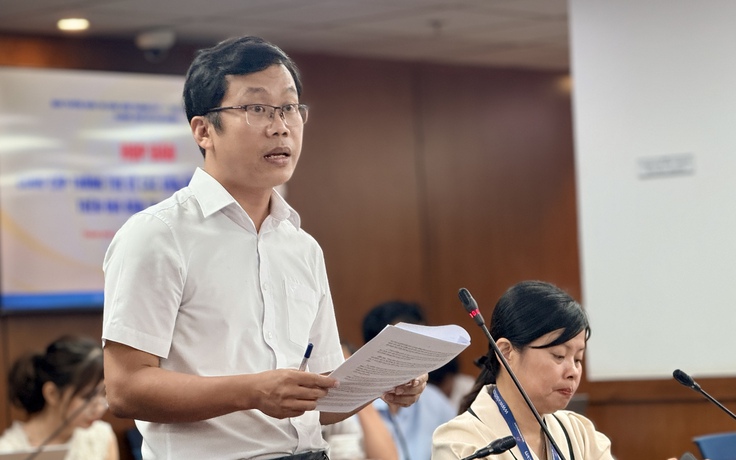 Nhiều nhà chờ xe buýt TP.HCM nhếch nhác, bị chiếm dụng: Ai chịu trách nhiệm?