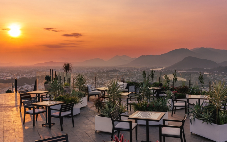 Ngắm Nha Trang từ rooftop lúc hoàng hôn: Biển, núi và phố thị hiện ra rất khác