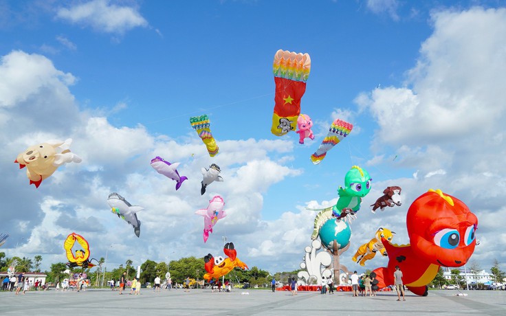 Hàng chục cánh diều khổng lồ hình tôm cua phủ kín bầu trời Cà Mau