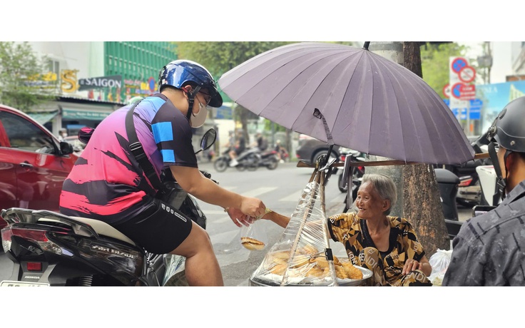 Cụ bà 83 tuổi lưng còng bán bánh: 'Ước được gửi con trai xấu số vào chùa'