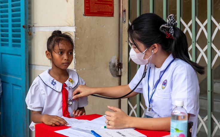 300 trẻ em khó khăn được khám sức khỏe, tư vấn dinh dưỡng miễn phí