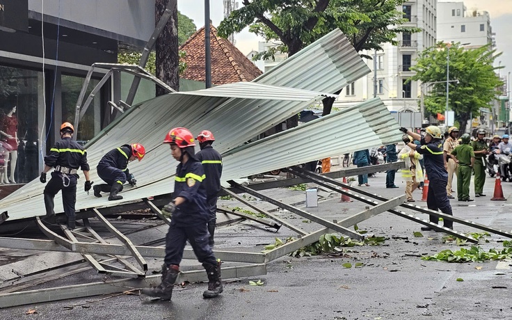 TP.HCM mưa lớn chiều 17.5: Gió cuốn bay mảng tôn nặng hàng tấn xuống đường