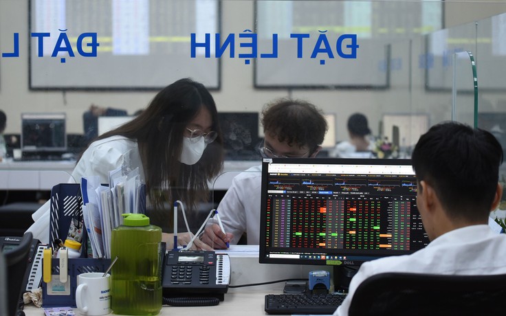 Lãnh đạo và người nhà xuống tiền tỉ mua cổ phiếu