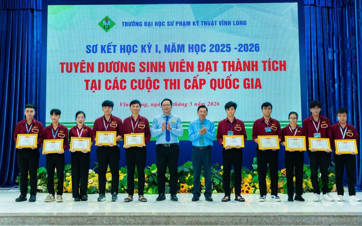 Một trường đại học trao 5 tỉ đồng học bổng cho sinh viên học tập xuất sắc