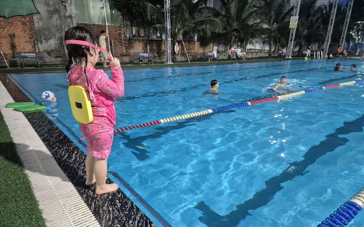 Cơn sốt học bơi bùng nổ ở TP.HCM: Phụ huynh chi tiền triệu để con biết bơi