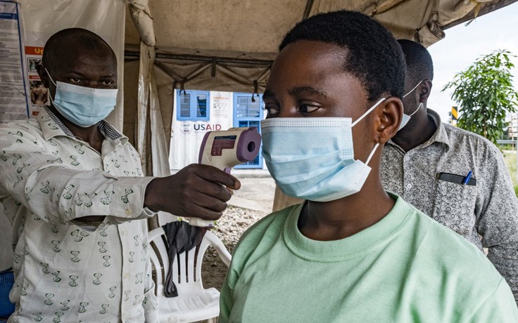 Mỹ chuẩn bị sàng lọc Ebola tại sân bay, một người Mỹ bị nhiễm