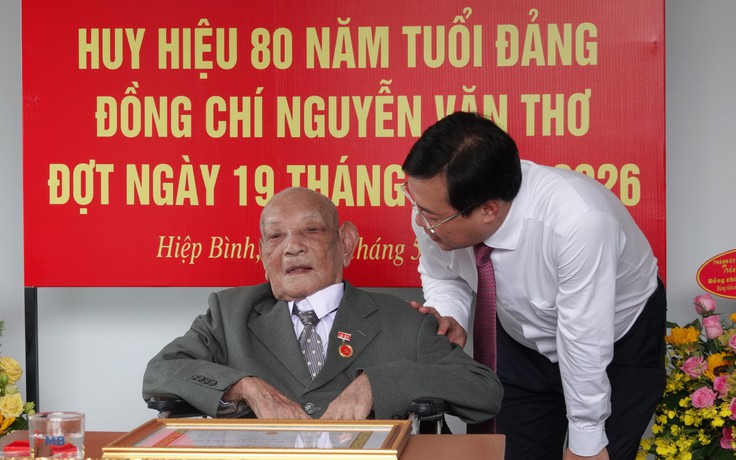 Phó bí thư Lê Quốc Phong trao huy hiệu Đảng tặng cụ ông 101 tuổi ở TP.HCM