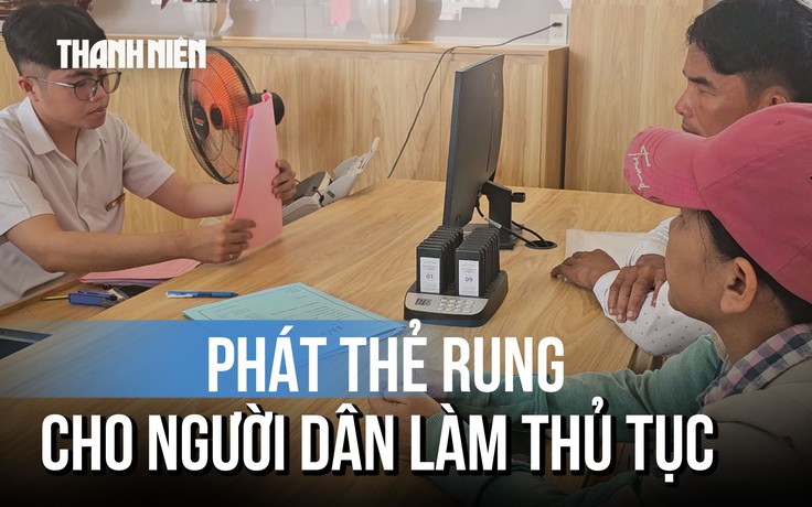 Làm thủ tục hành chính: Nộp hồ sơ nhận lại thẻ rung như ở quán cà phê
