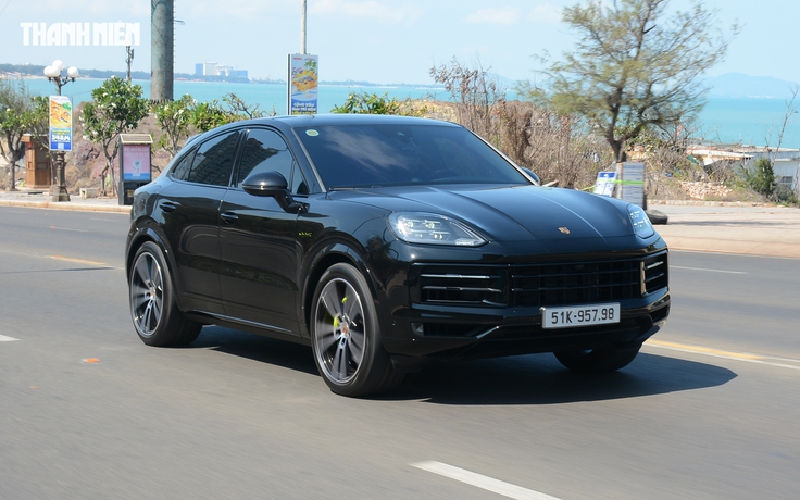 ‘Ghìm cương’ Porsche Cayenne e-hybrid giá gần 7 tỉ đồng: Nhanh, mạnh, ít ngốn xăng