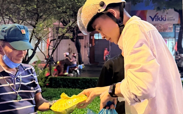 Trung úy công an dành dụm tiền lương để phát cơm tặng người nghèo