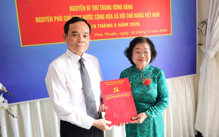 Bí thư Trần Lưu Quang trao Huy hiệu 65 năm tuổi Đảng tặng bà Trương Mỹ Hoa