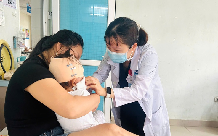 Bé gái 19 tháng tuổi bị chó cắn rách sâu vùng đầu, má