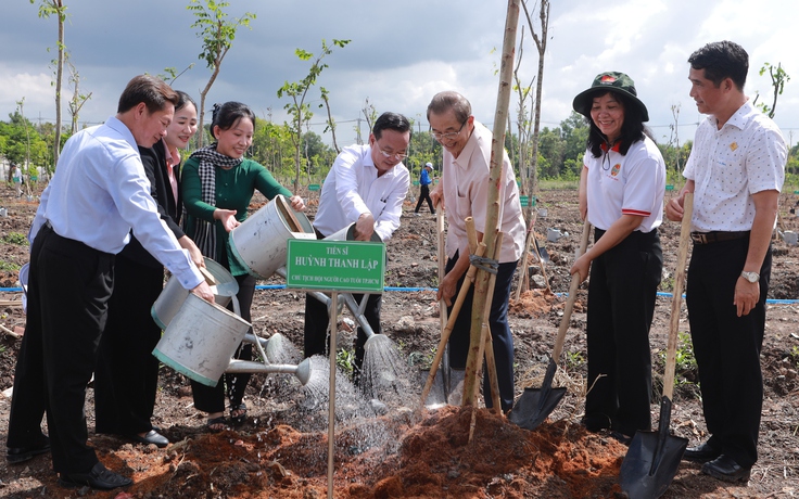 TP.HCM tổ chức trồng cây mừng sinh nhật Bác