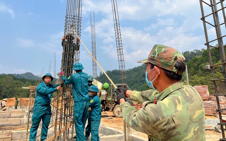 Quân khu 5 bàn phương án tăng tốc xây trường học vùng biên giới