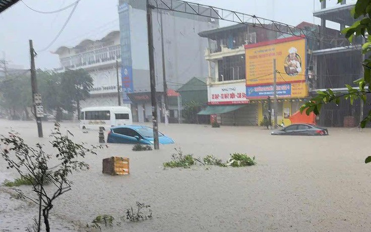 Quảng Ninh mưa lớn xối xả, ngành du lịch lao đao
