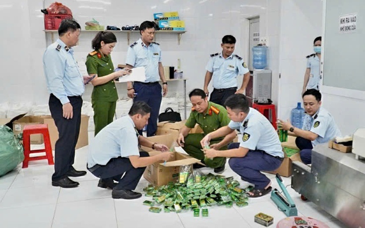 Đột kích 4 điểm sản xuất dầu gió giả tại Tây Ninh và TP.HCM, tạm giữ 14 người