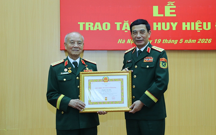 Đại tướng Phạm Văn Trà nhận Huy hiệu 70 năm tuổi Đảng