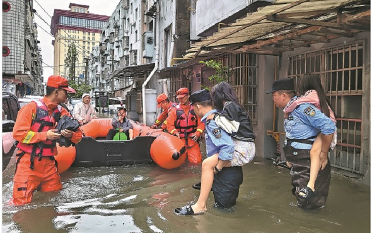 Mưa lớn gây ra lũ lụt trên diện rộng ở Trung Quốc, 10 người chết