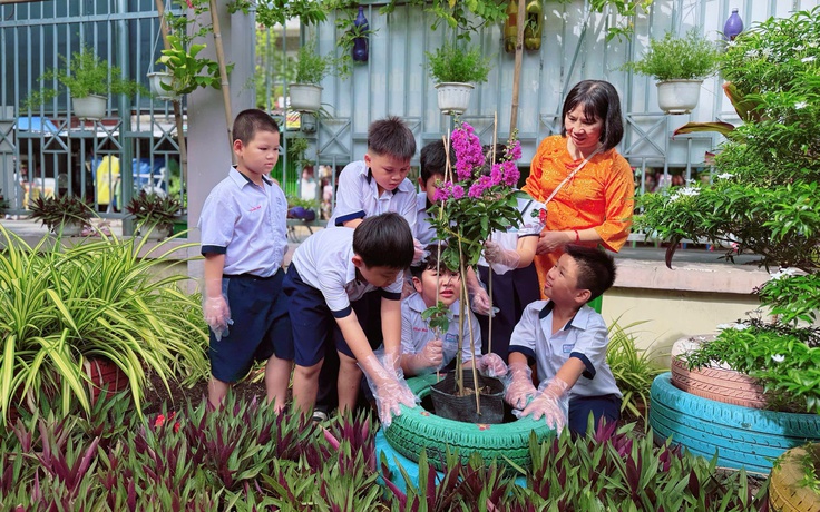 Học sinh trồng cây, dâng hoa sen mừng ngày sinh Chủ tịch Hồ Chí Minh