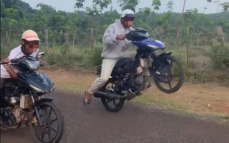 Xử lý 3 thanh niên đăng clip chạy xe tốc độ cao, bốc đầu xe máy lên Facebook câu view
