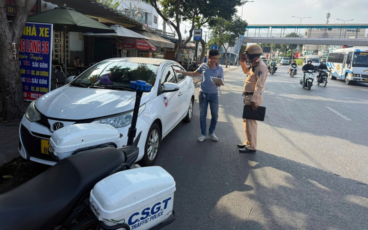 Nhiều người bị CSGT TP.HCM phạt vì thói quen dừng, đỗ xe quanh bến xe