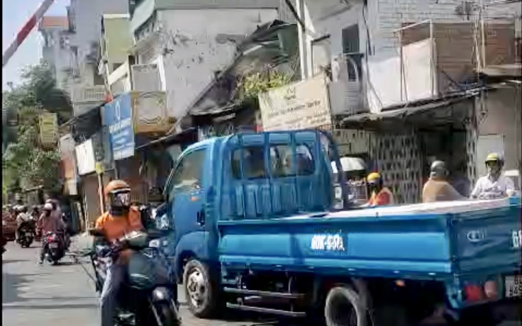 Bị quay clip vượt đèn đỏ đường sắt ở TP.HCM, tài xế nhận mức phạt 5 triệu