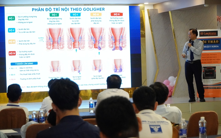 Thói quen ôm điện thoại vào nhà vệ sinh: Nguyên nhân bệnh trĩ trẻ hóa