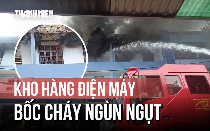Kho hàng điện máy ngay sát chợ đầu mối Hóc Môn bốc cháy ngùn ngụt giữa trưa