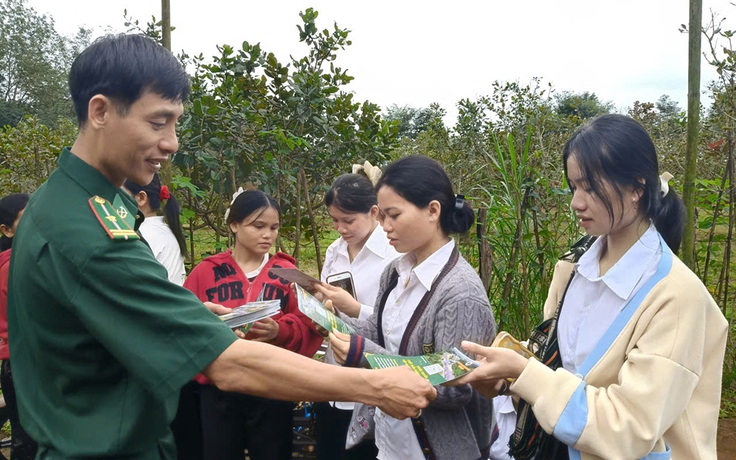 Chung dòng máu Lạc Hồng: Người lính đưa công nghệ số đến với đồng bào vùng biên