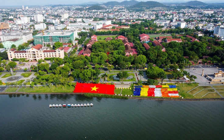 Mùa Phật đản ở Huế: Ấn tượng 2 lá cờ khổng lồ và 7 đóa sen trên sông Hương