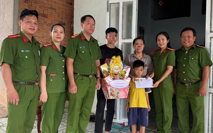 TP.HCM: Cán bộ trại tạm giam đến tận nhà thăm, tặng quà gia đình phạm nhân