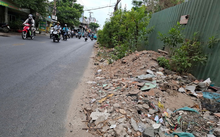 Bãi xà bần tràn lan trên vỉa hè
