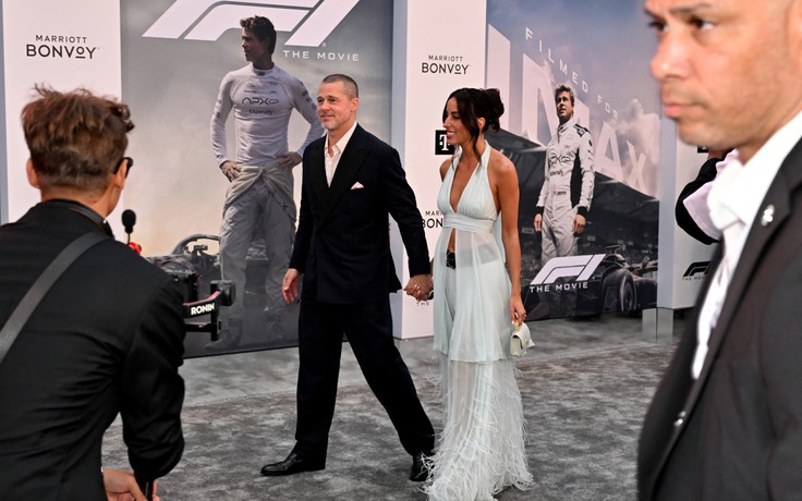 Hé lộ mối quan hệ giữa bạn gái và con riêng Brad Pitt