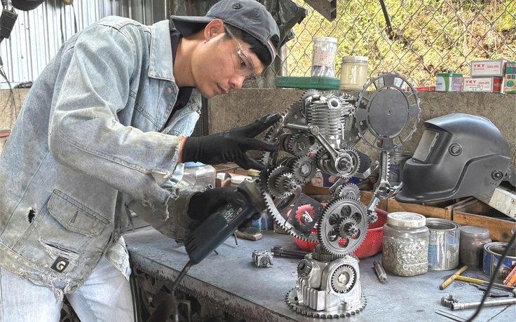Từng bị chê viển vông, chàng trai biến sắt vụn thành đồng hồ cơ khí độc đáo