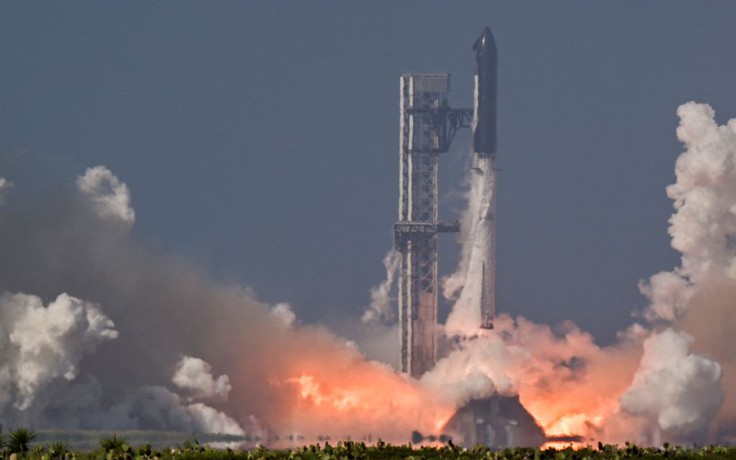 Tổ hợp Starship V3 khổng lồ của SpaceX lần đầu rời bệ phóng