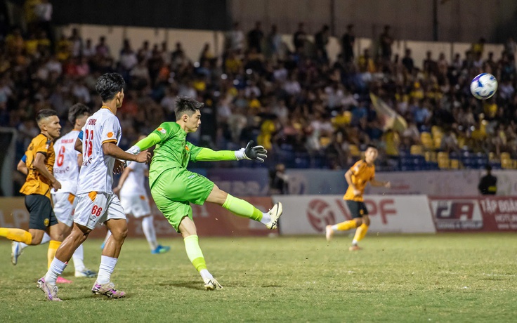 Vòng xoáy trụ hạng V-League bùng nổ: HAGL mất ăn mất ngủ cùng 4 cái tên nào?