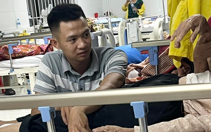 Chàng trai làm điều dưỡng riêng cho bà nội