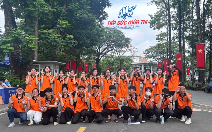 Thí sinh khóc vì quên giấy tờ, cả điểm thi cùng vào cuộc