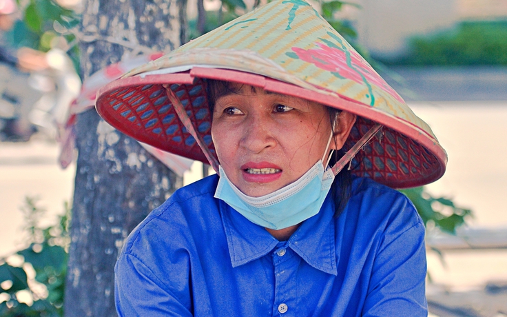 Hà Nội như 'chảo lửa', người lao động chật vật chống chọi nắng 40 độ C
