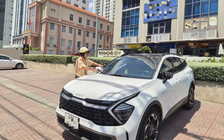 Đỗ xe trên vỉa hè chung cư, trường học: Hàng loạt người bị CSGT TP.HCM phạt nguội