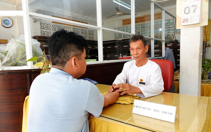 Hơn 50 năm khám bệnh, phát thuốc cho bệnh nhân nghèo