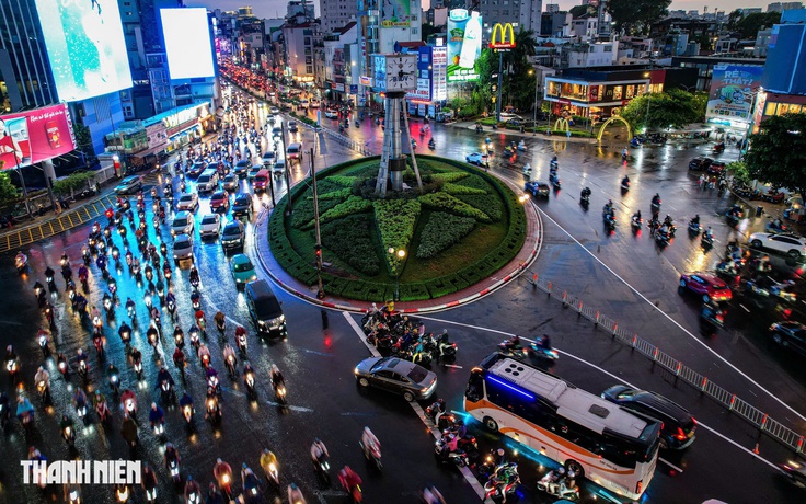 Mưa lớn giờ tan tầm, giao thông qua vòng xoay Điện Biên Phủ chiều nay thế nào?