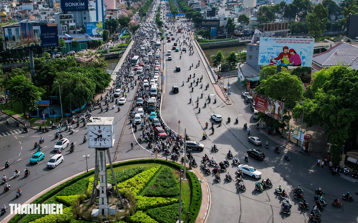 Sáng 25.5, vẫn có người đi nhầm ở vòng xoay Điện Biên Phủ: CSGT hướng dẫn tránh kẹt xe